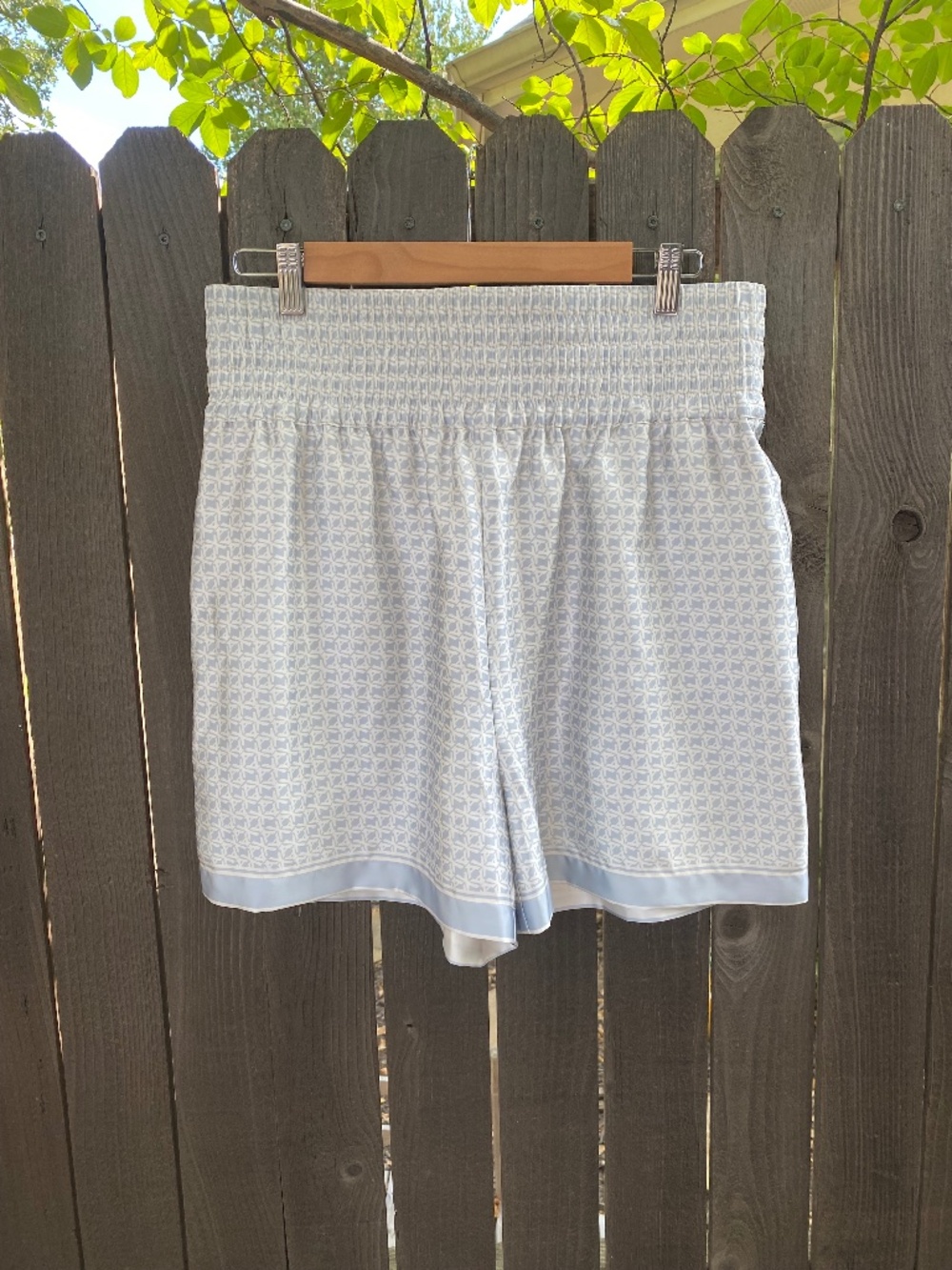 NWOT Le ALX Shorts Smocked Waist Geometric Print Blue White Women Size L